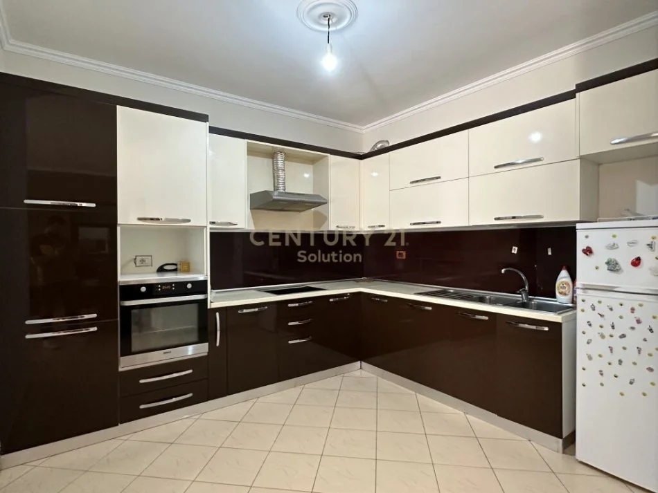 Tirane, jepet me qera apartament 3+1 Kati 1, 130 m² 400 € (fresk)