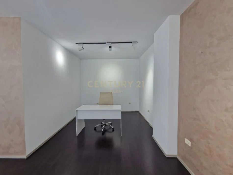 Tirane, jepet me qera apartament 1+1 Kati 0, 62 m² 500 € (rruga peti)