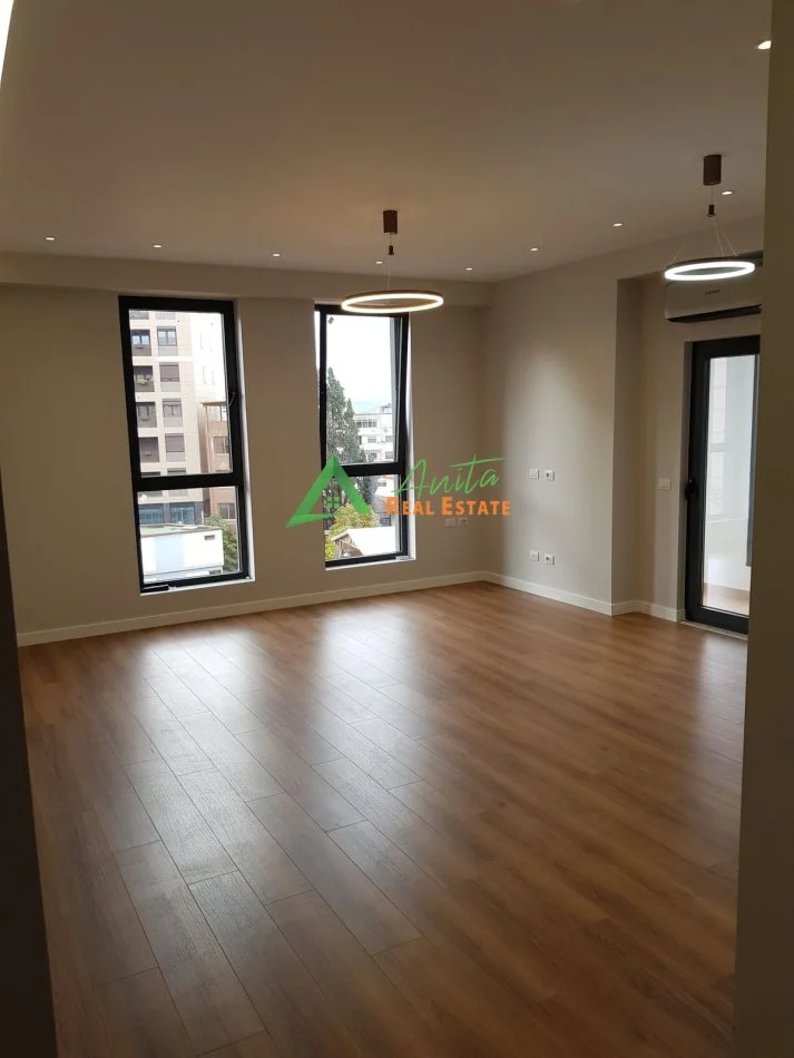 Tirane, jepet me qera zyre Kati 4, 112 m² 1.000 € (Rruga e Barrikadave)