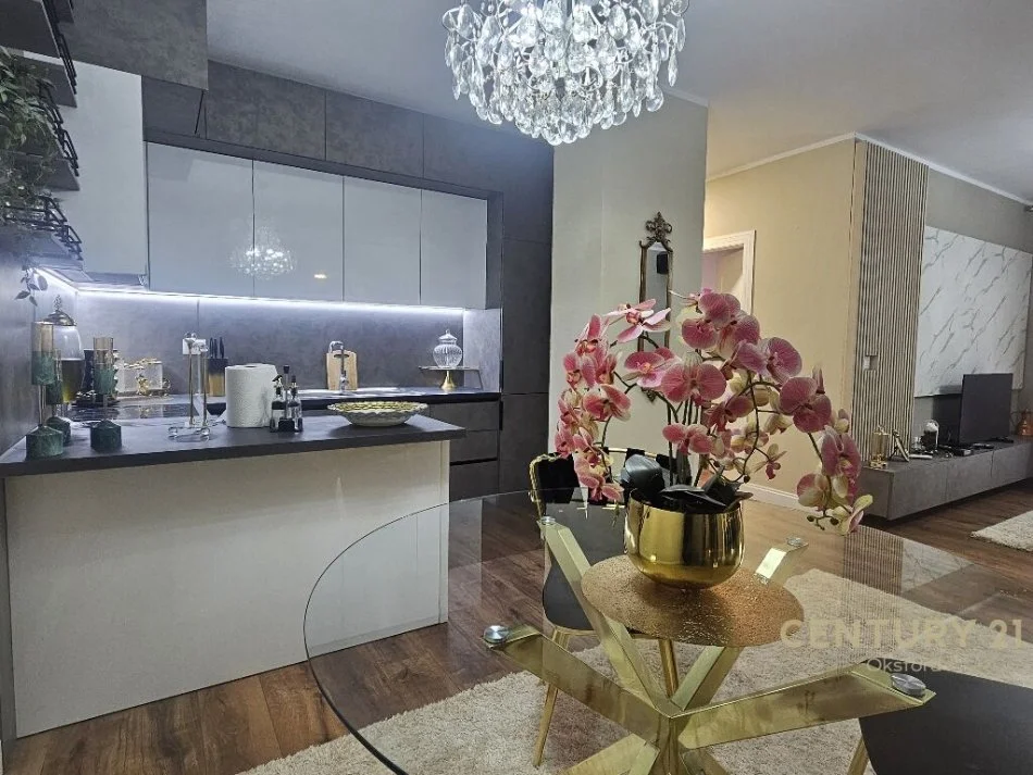 Tirane, jepet me qera 2+1+Aneks+Ballkon Kati 3, 102 m² 750 € (rruga e barrikadave)