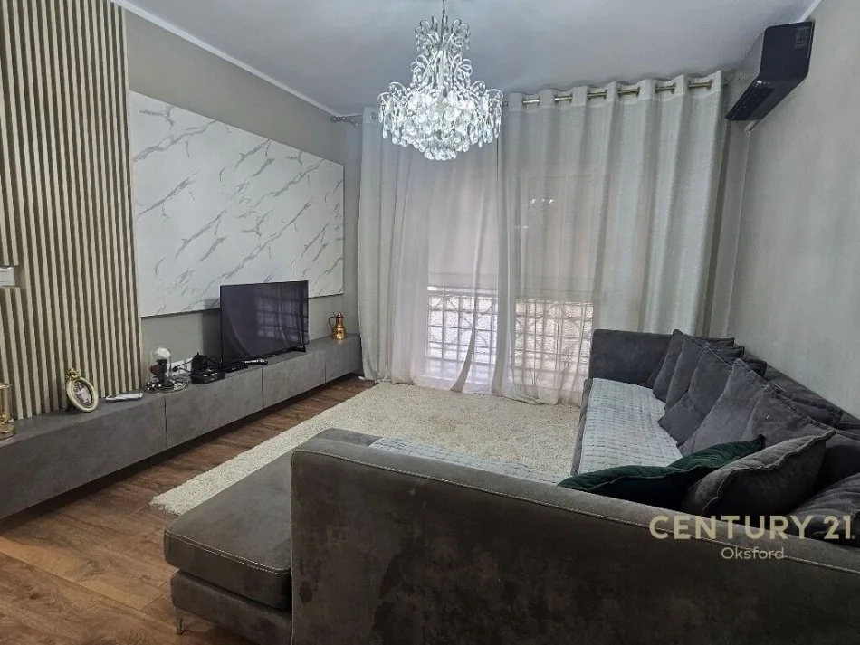 Tirane, jepet me qera 2+1+Aneks+Ballkon Kati 3, 102 m² 750 € (rruga e barrikadave)