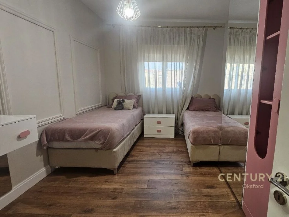 Tirane, jepet me qera 2+1+Aneks+Ballkon Kati 3, 102 m² 750 € (rruga e barrikadave)