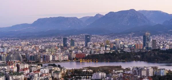 Tirane, jepet me qera apartament 2+1 Kati 3, 100 m² 650 € (Liqeni i Thatë)