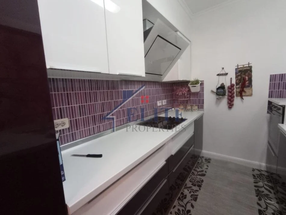 Tirane, jepet me qera apartament 2+1+Ballkon Kati 7, 100 m² 800 € (Mozaiku i Tiranes)
