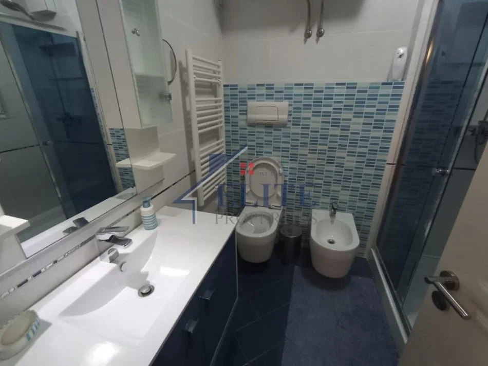 Tirane, jepet me qera apartament 2+1+Ballkon Kati 7, 100 m² 800 € (Mozaiku i Tiranes)
