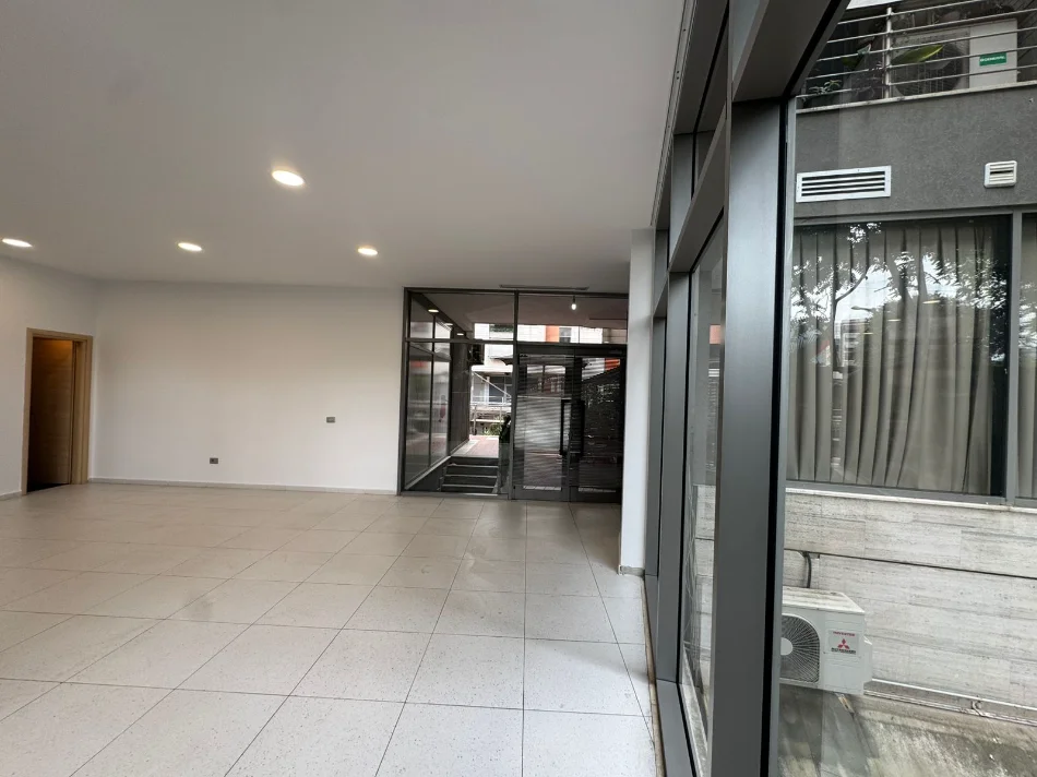 Tirane, jepet me qera,ambient komercial , 63 m² (Rruga e Dibres)