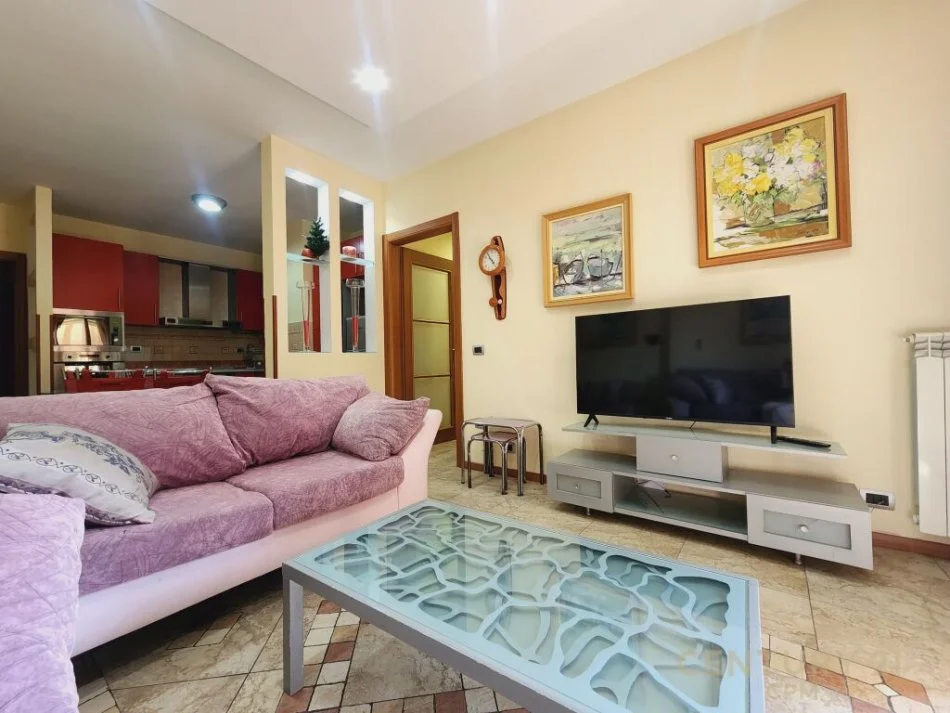 Tirane, jepet me qera apartament 2+1 Kati 1, 100 m² 500 € (Shkolla e kuqe)