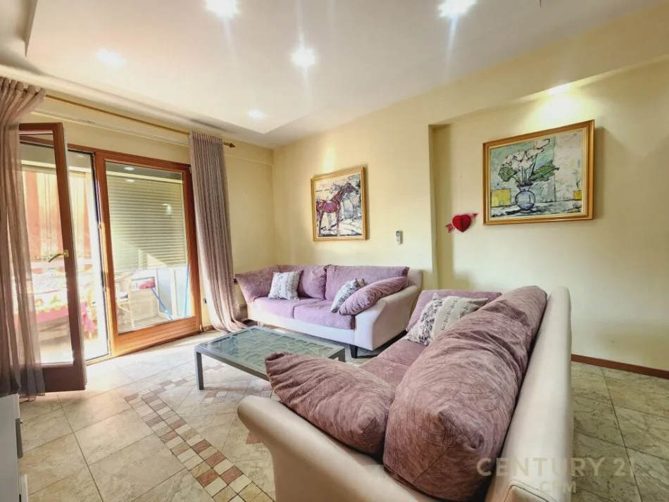 Tirane, jepet me qera apartament 2+1 Kati 1, 100 m² 500 € (Shkolla e kuqe)