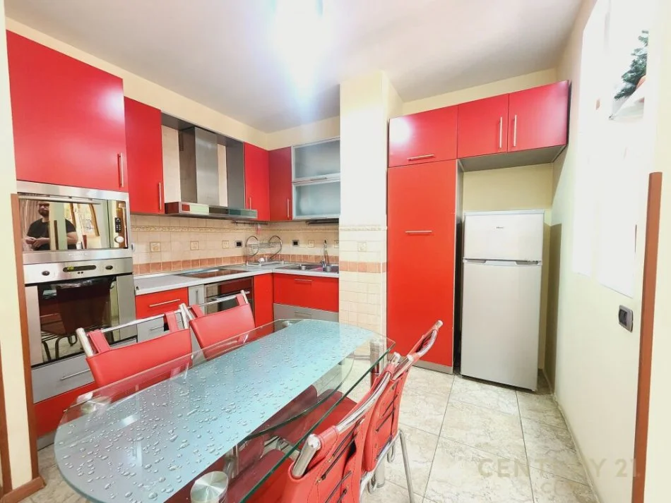 Tirane, jepet me qera apartament 2+1 Kati 1, 100 m² 500 € (Shkolla e kuqe)