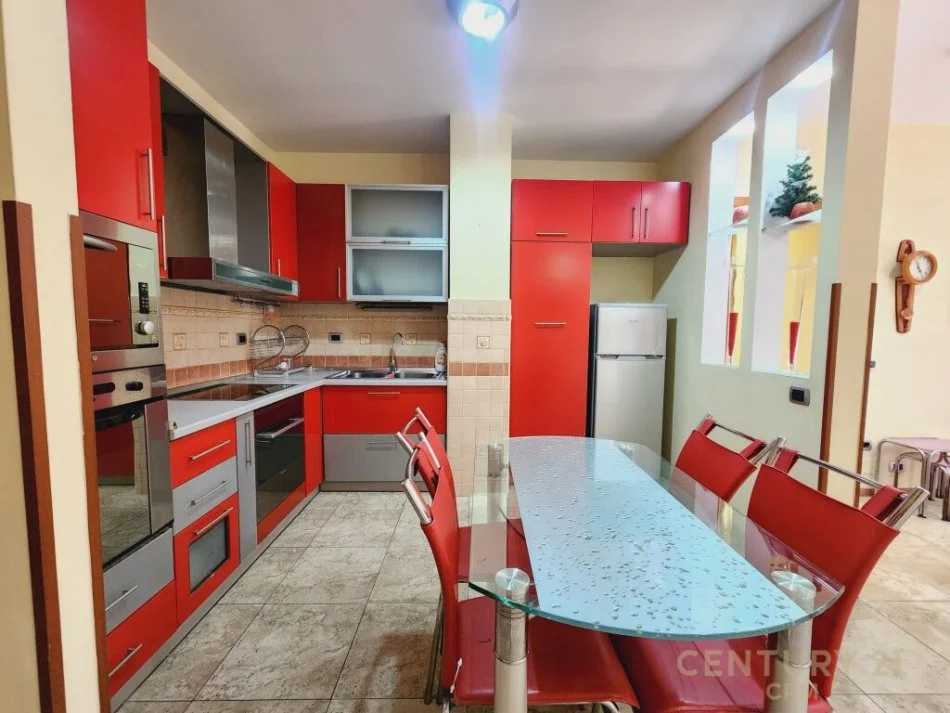 Tirane, jepet me qera apartament 2+1 Kati 1, 100 m² 500 € (Shkolla e kuqe)