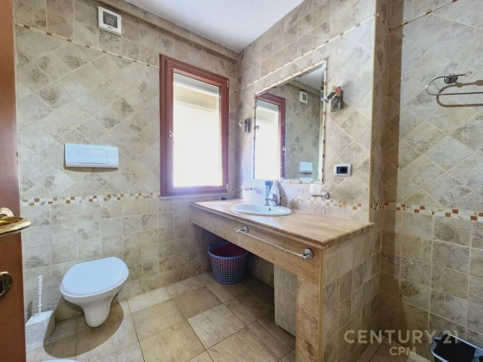 Tirane, jepet me qera apartament 2+1 Kati 1, 100 m² 500 € (Shkolla e kuqe)