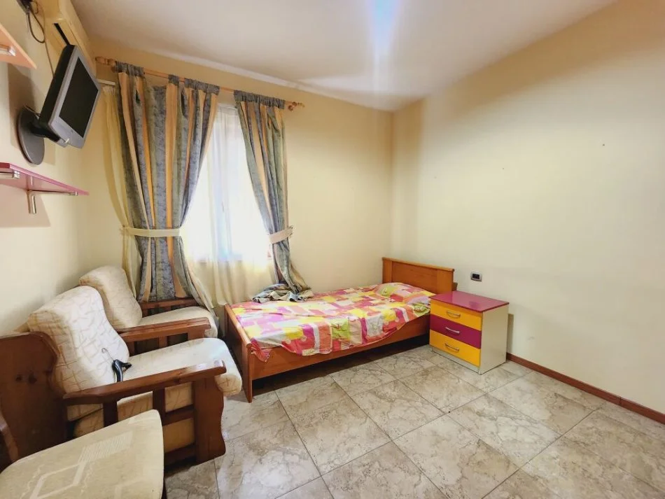 Tirane, jepet me qera apartament 2+1 Kati 1, 100 m² 500 € (Shkolla e kuqe)