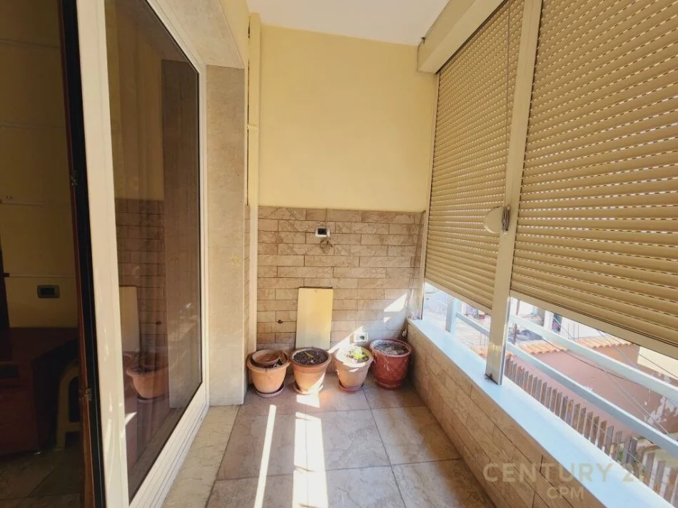 Tirane, jepet me qera apartament 2+1 Kati 1, 100 m² 500 € (Shkolla e kuqe)