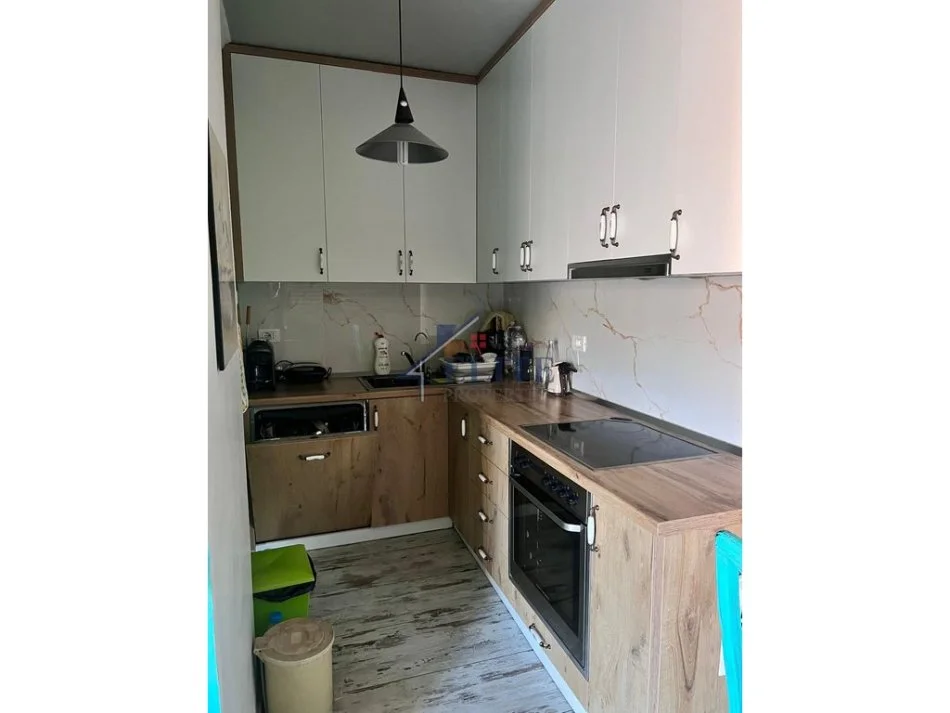 Tirane, jepet me qera apartament 2+1+Ballkon Kati 3, 100 m² 670 € (Komuna e Parisit)