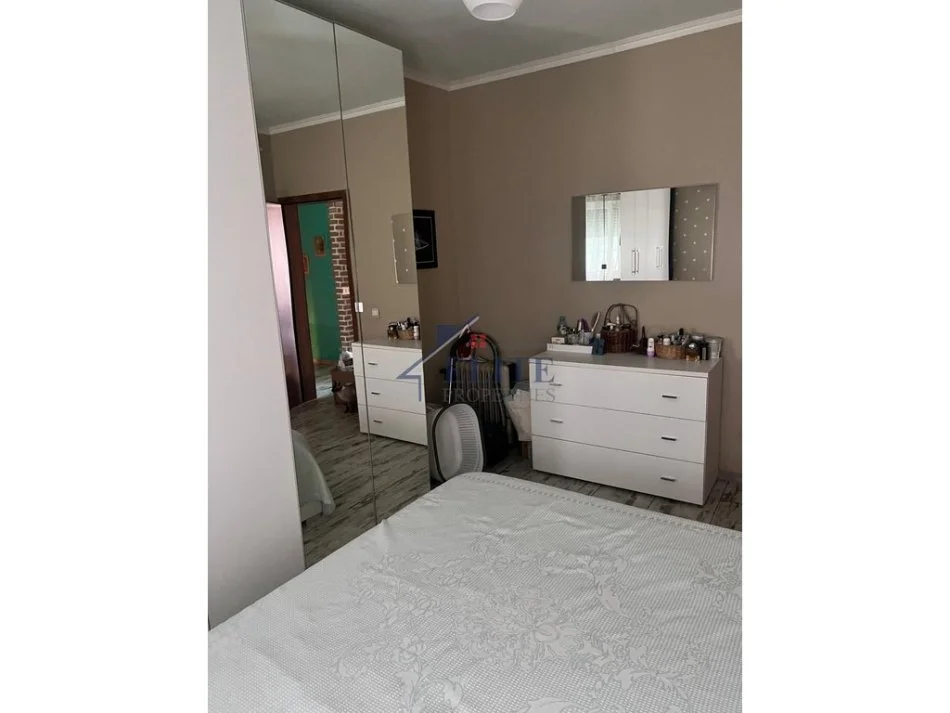 Tirane, jepet me qera apartament 2+1+Ballkon Kati 3, 100 m² 670 € (Komuna e Parisit)
