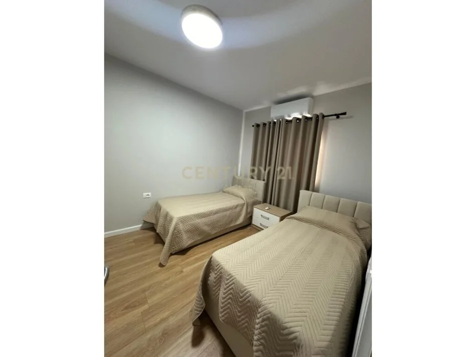 Tirane, jepet me qera apartament 2+1 , 126 m² 900 € (Fusha e Aviacionit)