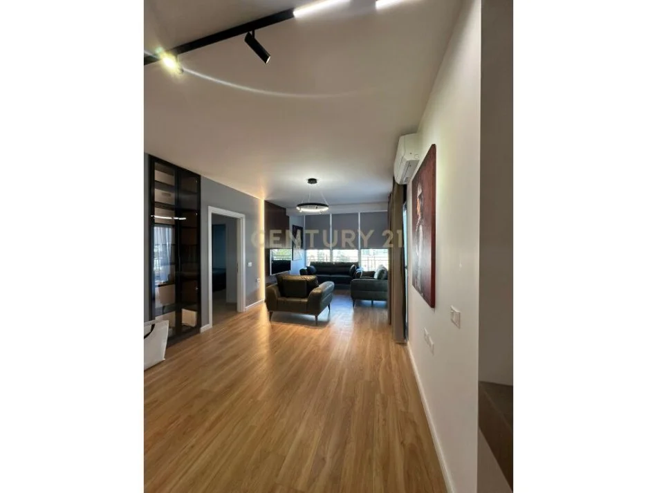 Tirane, jepet me qera apartament 2+1 , 126 m² 900 € (Fusha e Aviacionit)