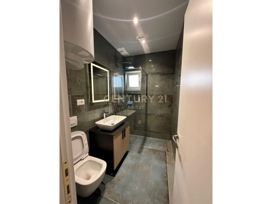 Tirane, jepet me qera apartament 2+1 , 126 m² 900 € (Fusha e Aviacionit)