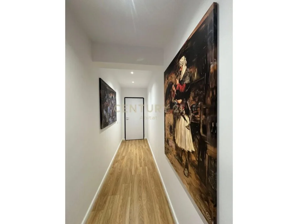 Tirane, jepet me qera apartament 2+1 , 126 m² 900 € (Fusha e Aviacionit)