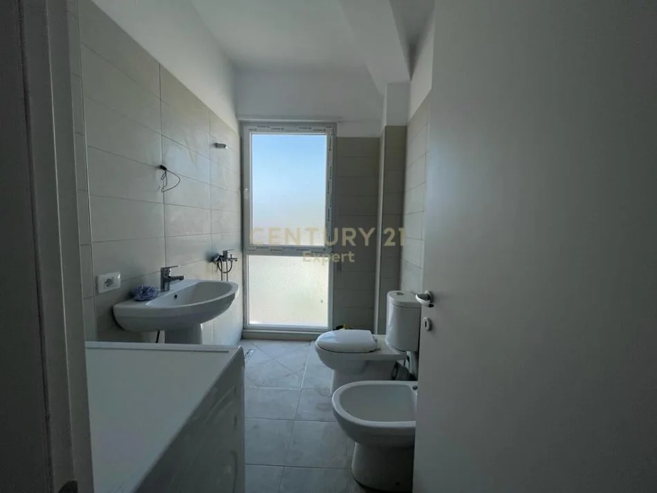 Tirane, jepet me qera apartament 2+1 Kati 5, 56 m² 450 € (laprake)