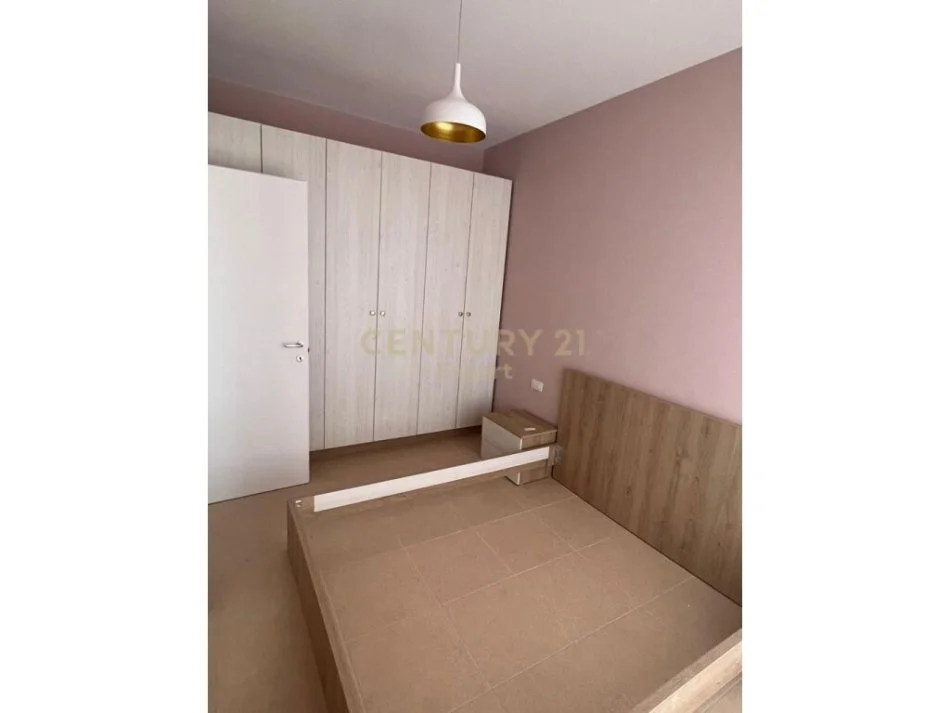 Tirane, jepet me qera apartament 2+1 Kati 5, 56 m² 450 € (laprake)