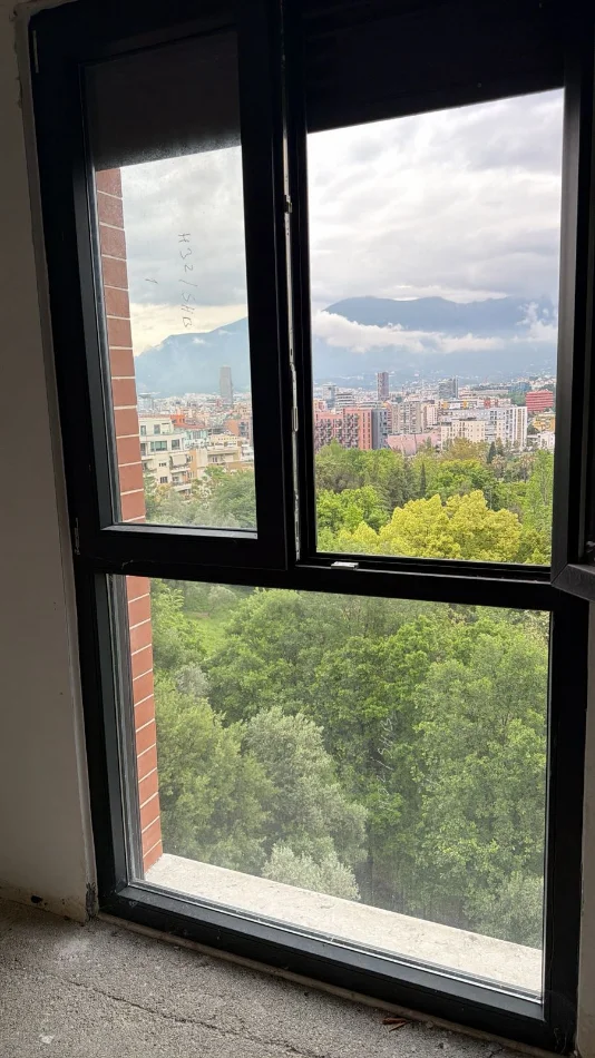Tirane, shitet apartament 1+1 + Verande/ 2 Poste Parkimi, Kati 5, 155 m² 229.000 € (Rruga Kodra e Diellit)