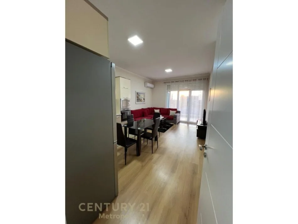 Tirane, jepet me qera apartament 2+1 Kati 3, 111 m² 600 € (FUSHA E AVIACIONIT)