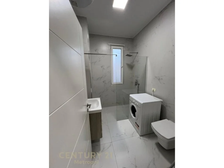 Tirane, jepet me qera apartament 2+1 Kati 3, 111 m² 600 € (FUSHA E AVIACIONIT)