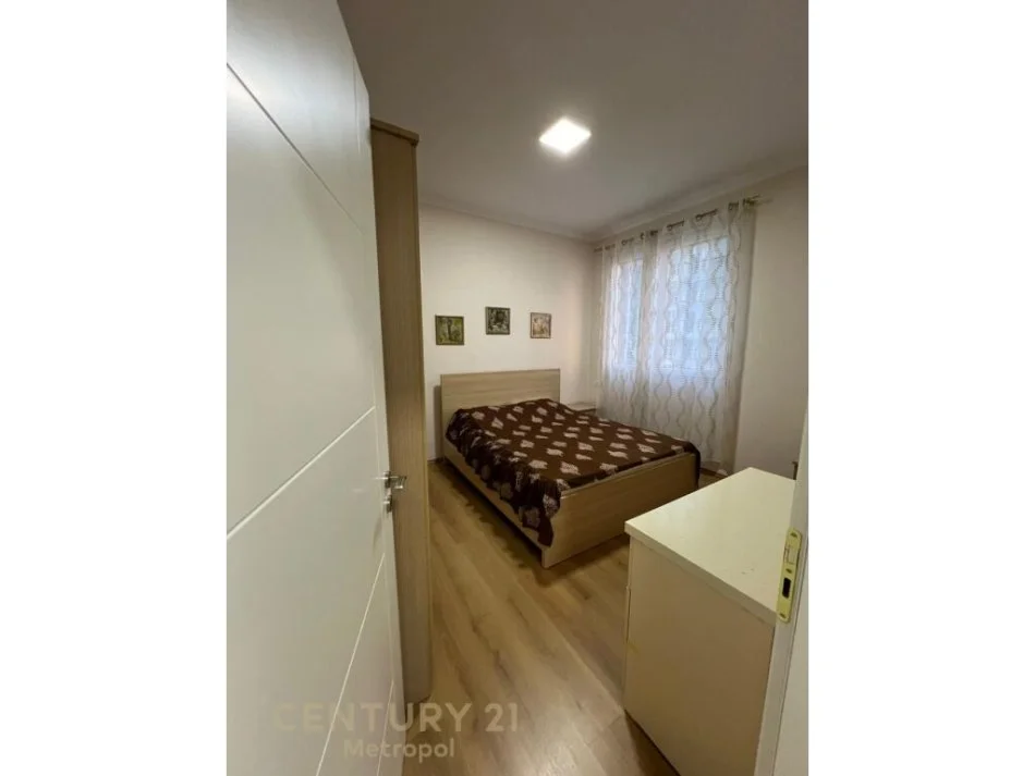 Tirane, jepet me qera apartament 2+1 Kati 3, 111 m² 600 € (FUSHA E AVIACIONIT)