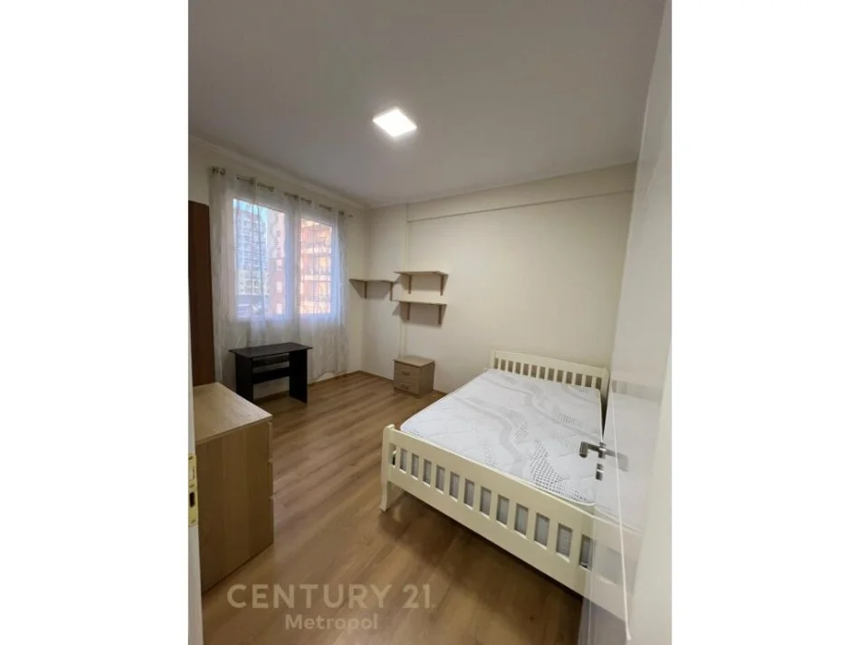 Tirane, jepet me qera apartament 2+1 Kati 3, 111 m² 600 € (FUSHA E AVIACIONIT)