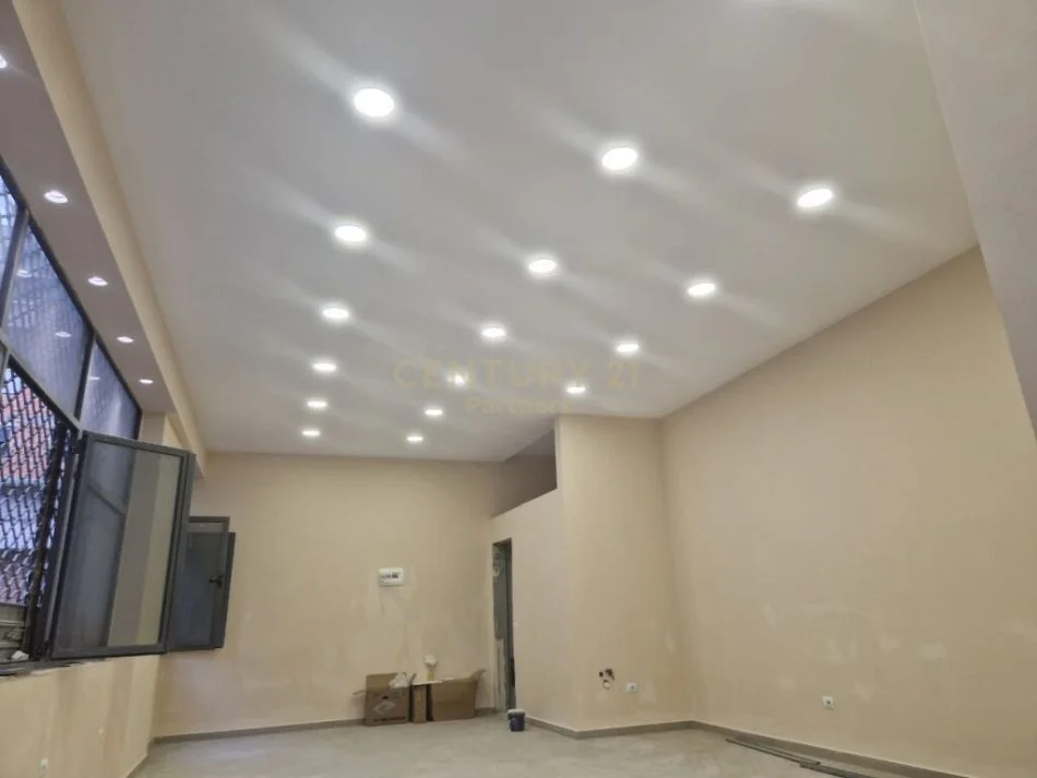 Tirane, jepet me qera dyqan Kati 1, 55 m² 800€ (Myslym Shyri)