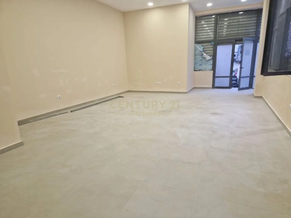 Tirane, jepet me qera dyqan Kati 1, 55 m² 800€ (Myslym Shyri)