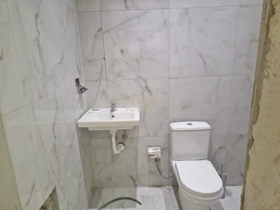 Tirane, jepet me qera dyqan Kati 1, 55 m² 800€ (Myslym Shyri)