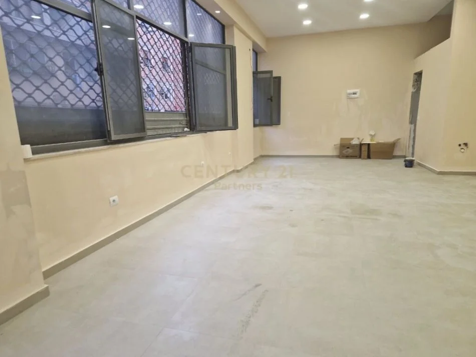 Tirane, jepet me qera dyqan Kati 1, 55 m² 800€ (Myslym Shyri)