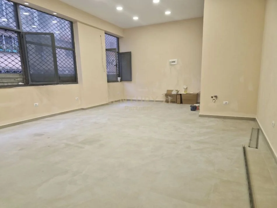 Tirane, jepet me qera dyqan Kati 1, 55 m² 800€ (Myslym Shyri)