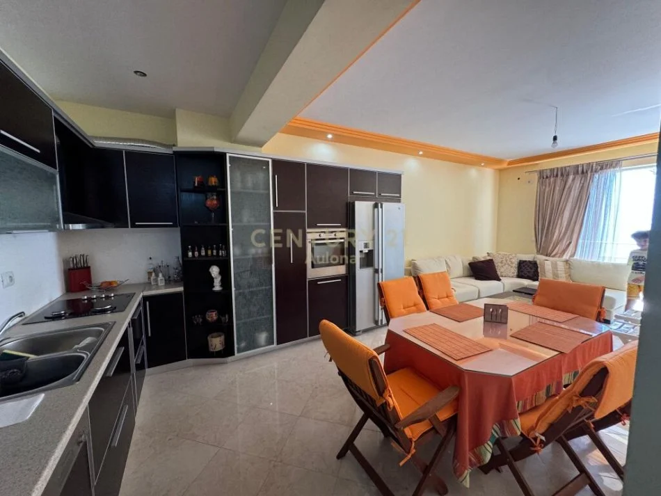 Vlore, jepet me qera apartament 2+1 Kati 5, 90 m² 500 € (Lungomare)