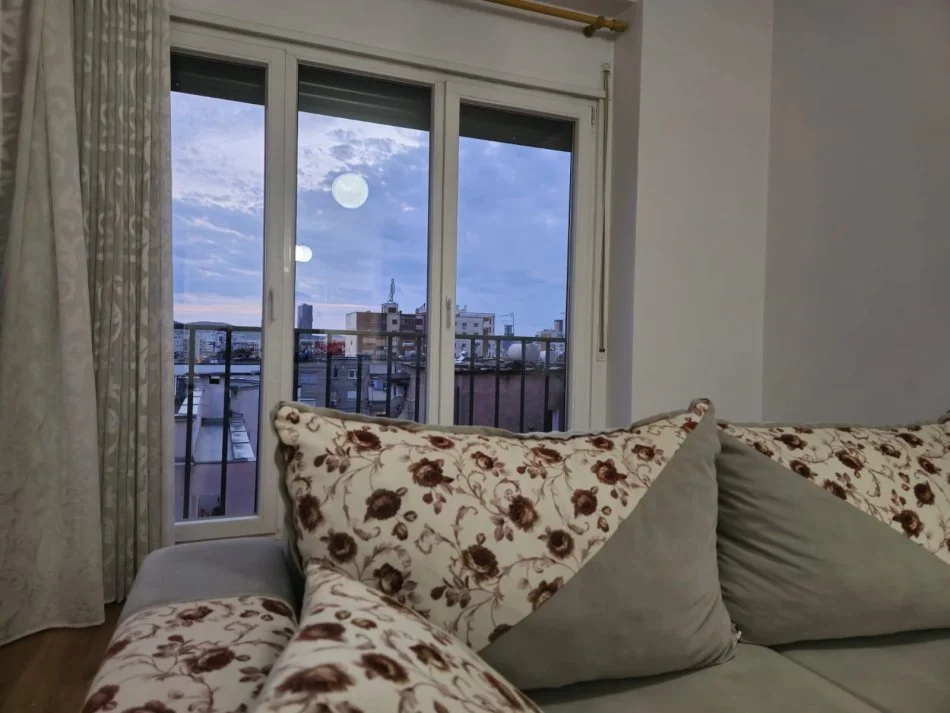 Tirane, jepet me qera apartament 2+1 , 700 € (ali demi)