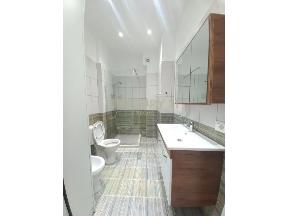 Tirane, jepet me qera apartament 1+1 Kati 1, 53 m² 600 € (bill klinton)