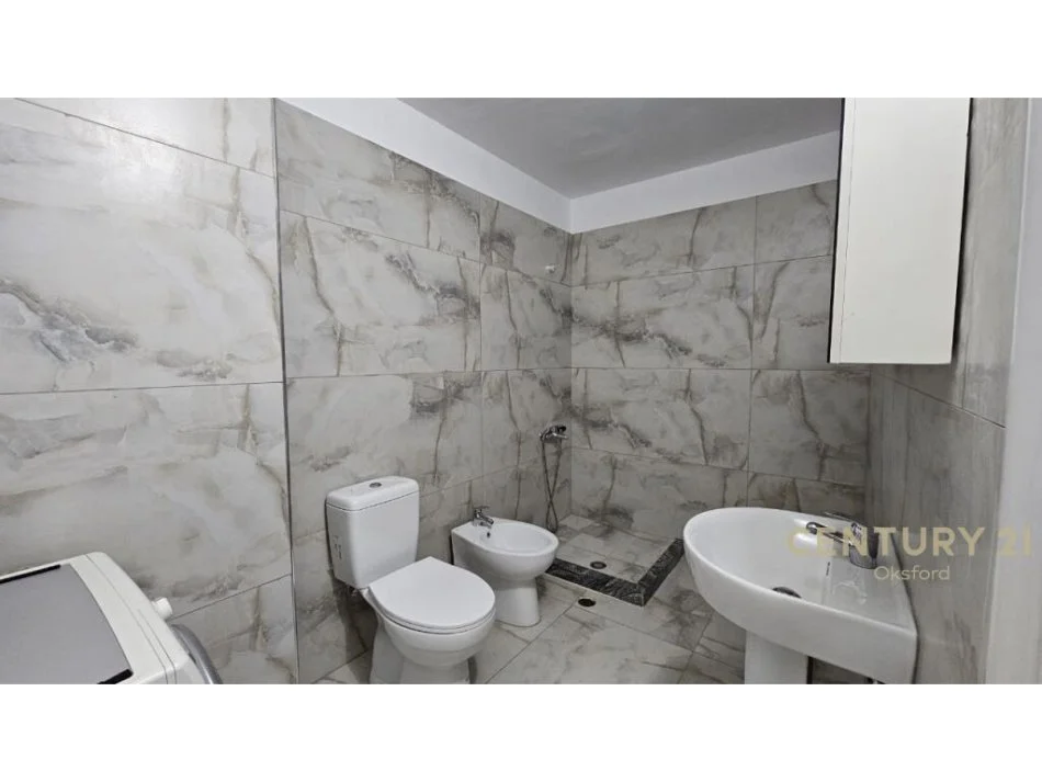 Tirane, jepet me qera apartament 2+1+Aneks+Ballkon Kati 8, 90 m² 750 € (KOMUNA E PARISIT)