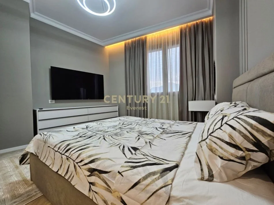Tirane, jepet me qera 2+1+Aneks+Ballkon Kati 8, 1.500 € (Rr.Barrikadave)