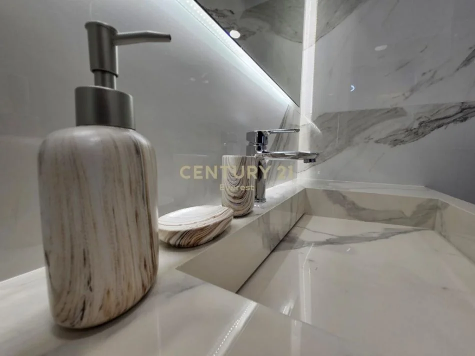 Tirane, jepet me qera apartament 2+1 Kati 8, 117 m² 1.500 € (rruga e barrikadave)