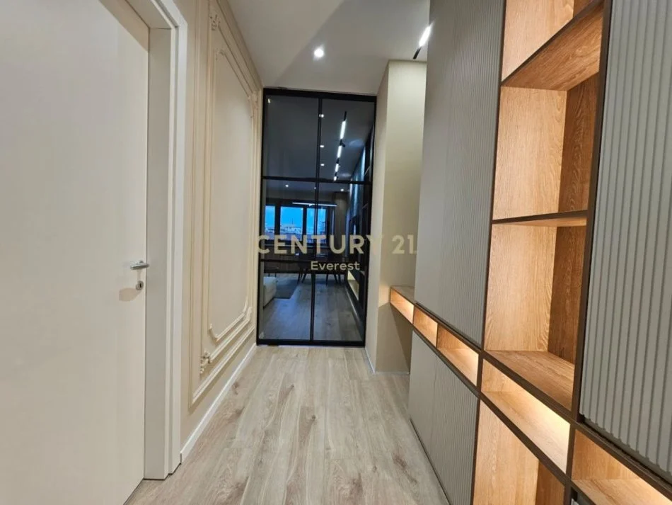 Tirane, jepet me qera apartament 2+1 Kati 8, 119 m² 1.500 € (e barrikadave)