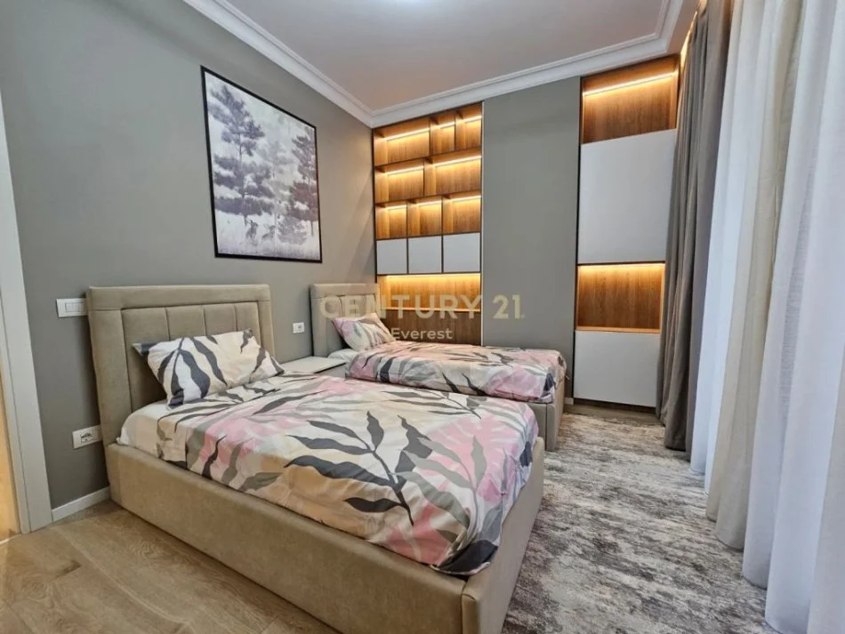 Tirane, jepet me qera apartament 2+1 Kati 8, 119 m² 1.500 € (e barrikadave)