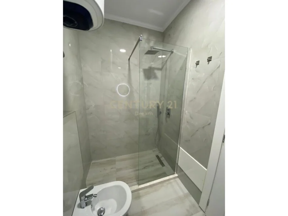 Tirane, jepet me qera apartament 1+1+Ballkon Kati 6, 79 m² 500 € (e dfibres)