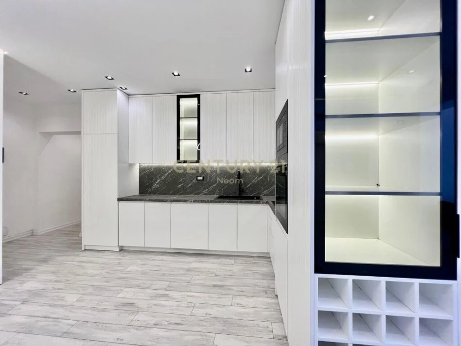 shitet apartament 3+1 Kati 9, 111 m² 285.000 € (Rruga e Kavajes)