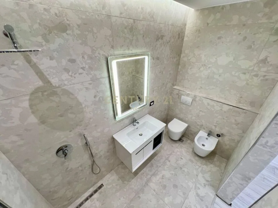 shitet apartament 3+1 Kati 9, 111 m² 285.000 € (Rruga e Kavajes)