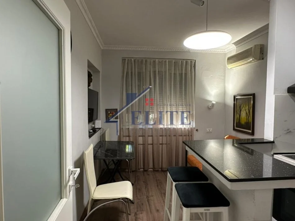 Tirane, jepet me qera apartament 1+1 Kati 1, 55 m² 550 € (Xhamia e Tabakeve)