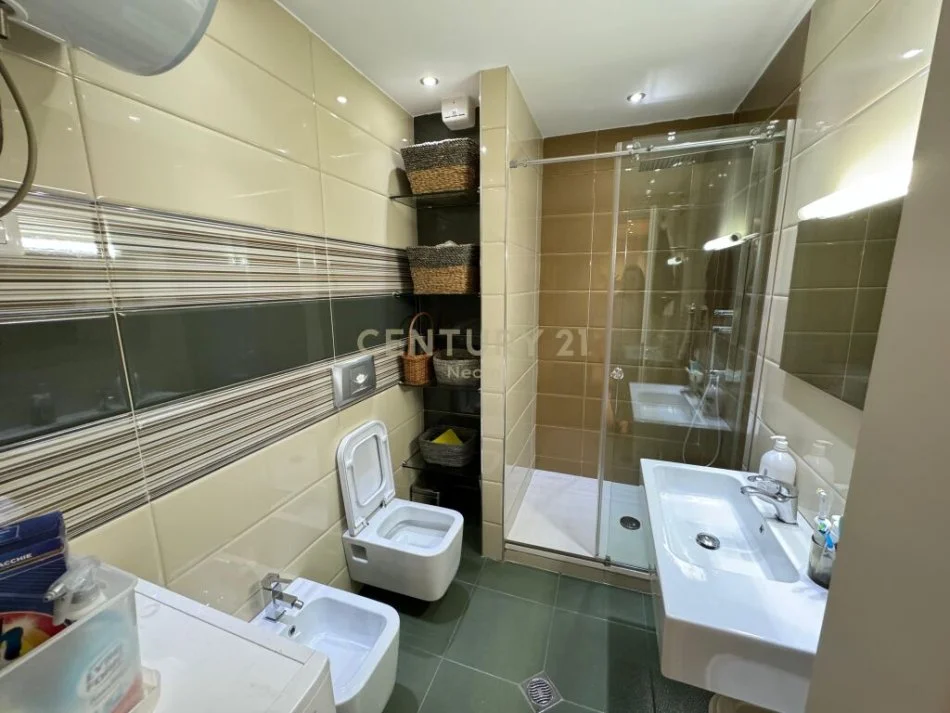 Tirane, shitet apartament 2+1 Kati 3, 95 m² 220.000 € (liqeni i thate)