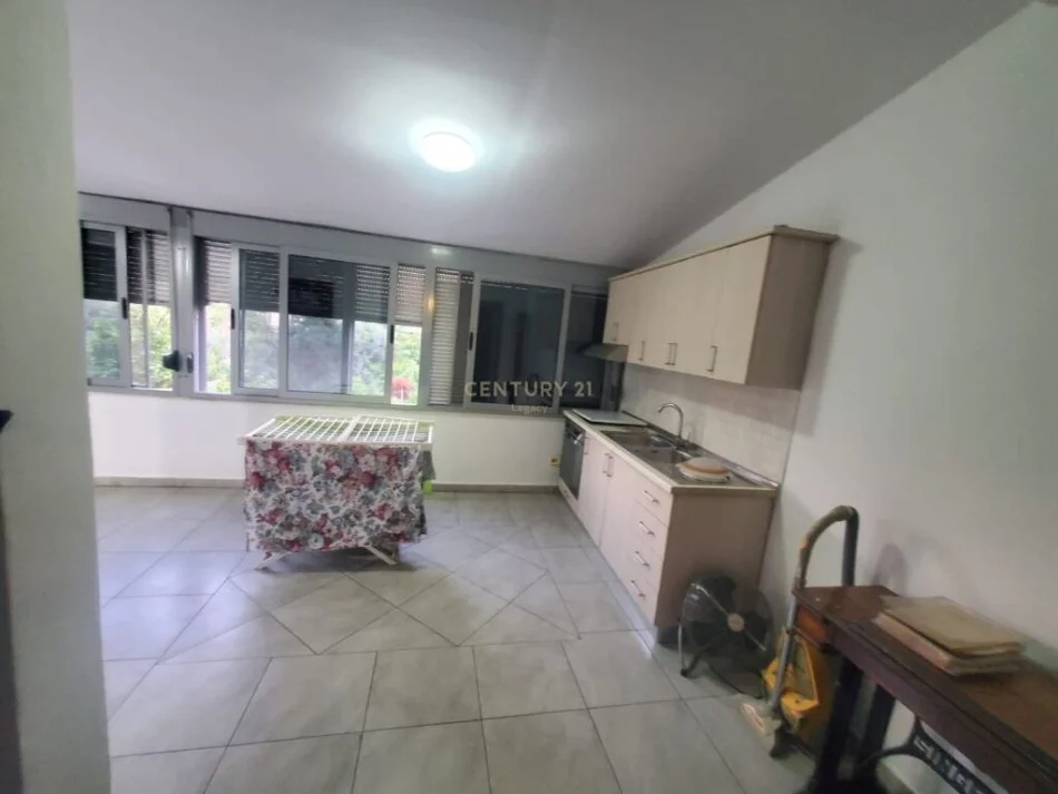 Tirane, shitet apartament 1+1 Kati 2, 85 m² 147.000 € (stacioni i trenit)