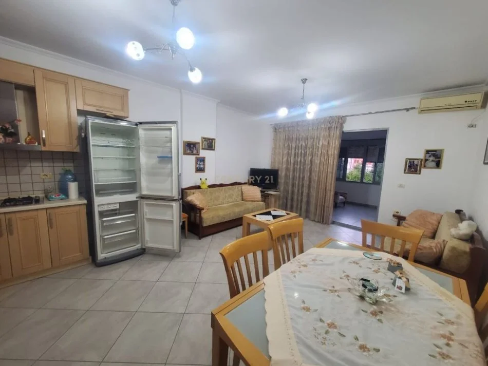 Tirane, shitet apartament 1+1 Kati 2, 85 m² 147.000 € (stacioni i trenit)